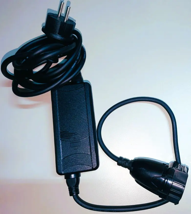 [R1087600] ZODIAC chargeur 220 v prise EU avec embout robot FREERIDER